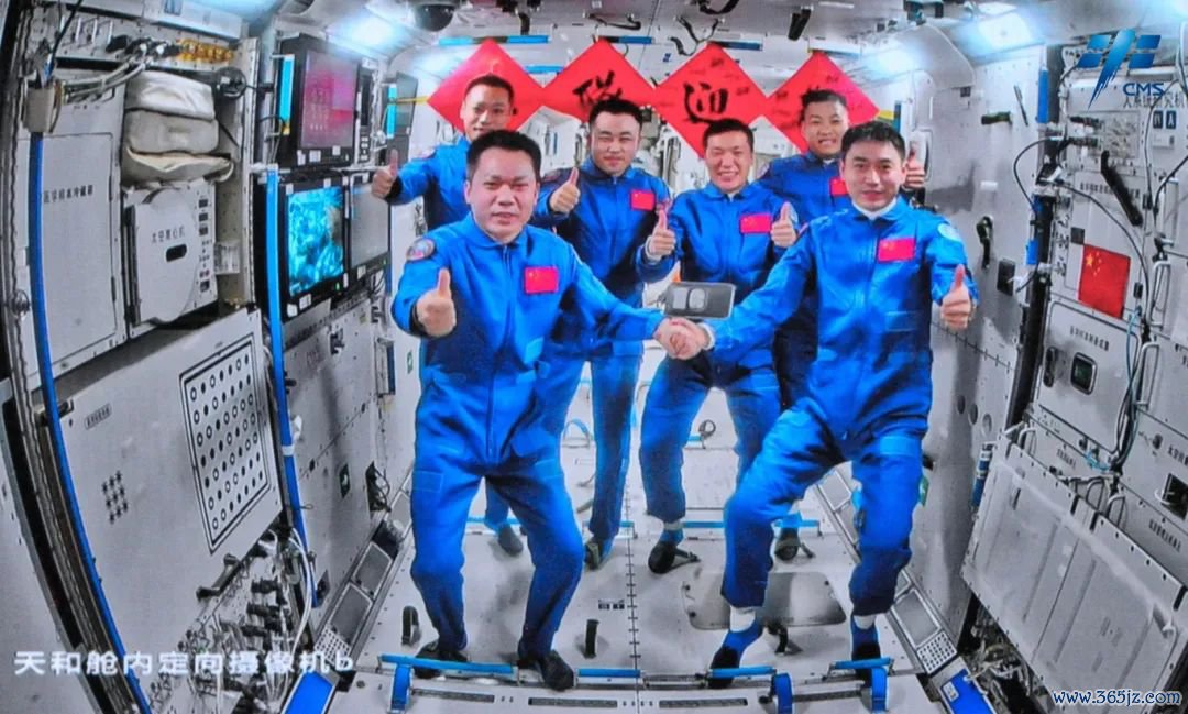 神舟十七号、神舟十八号两个航天员乘组“太空会师”威尼斯人网址。来源：中国载人航天工程